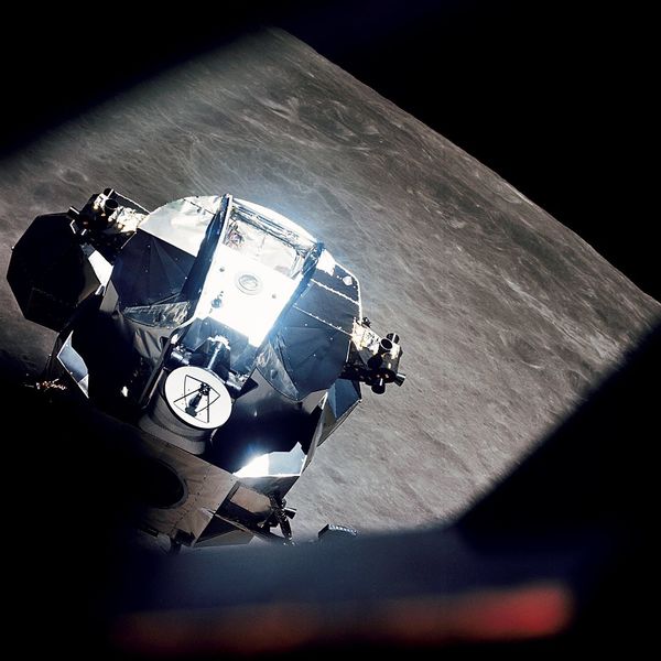 الوحدة القمرية حول القمر. حقوق الصورة: NASA