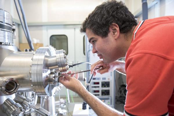 الباحث لوكاس باريتو يضبط مجهر المسح النفقي في جامعة بيرمنغهام. حقوق الصورة: Michelle Tennison