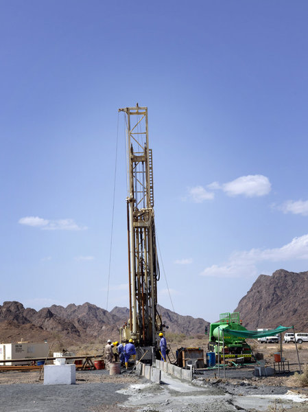 حفر طاقم لبئر خارج إبراء جزء من مشروع لفهم جيولوجيا عمان بشكلٍ أفضل.