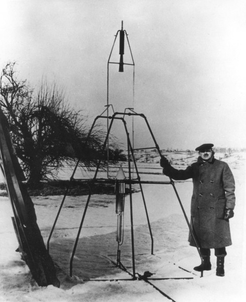 صورة لجودارد بجانب صاروخه الأول الذي يعمل بالوقود السائل، في مارس/آذار، 1926.  حقوق الصورة: ناسا