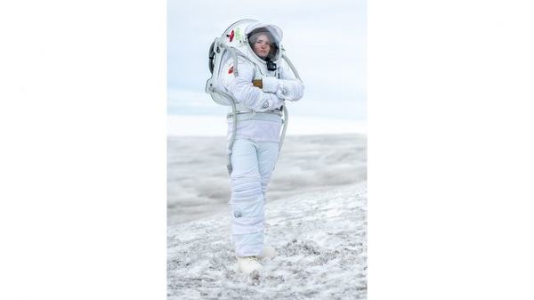 الجيولوجية الآيسلندية هيلغا كريستين ترتدي بدلة الفضاء التناظرية MS1 المريخ. (حقوق الصورة: Dave Hodge/Unexplored Media)