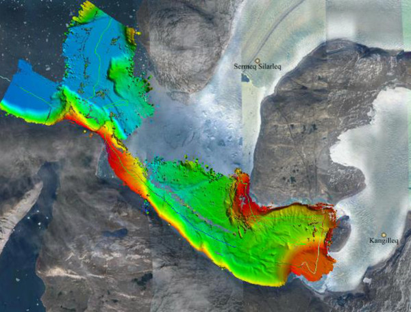 تظهر في الصورة أعماق قاع البحر في الساحل الغربي لجرينلاند، والتي تقاس بواسطة السونار على متن سفينة بحث كجزء من مشروع "انصهار محيطات جرينلاند" (OMG). يشير اللونان الأحمر والأصفر إلى الطبقات السطحية، والأخضر والأزرق إلى الطبقات الأكثر عمقاً، ويشير الخط الأخضر الرقيق إلى مسار السفينة. تقدم هذه البيانات صورة أفضل لفهم كيفية وصول مياه المحيط الدافئة إلى الأنهار الجليدية. المصدر: وكالة ناسا/ مختبر الدفع النفاث JPL- معهد كاليفورنيا التقني كالتيك Caltech.