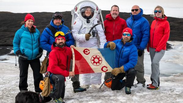 سافر فريق من المستكشفين والباحثين إلى بعض المناطق النائية في آيسلندا مع علم نادي المستكشفين لاختبار بدلة الفضاء التمثيلية MS1 Mars. (حقوق الصورة: Dave Hodge/Unexplored Media)