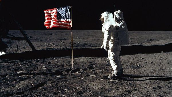 ألدرين بجانب العلم الأمريكي بعد نصبه على سطح القمر. حقوق الصورة: ناسا