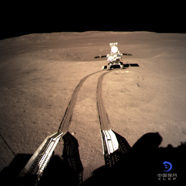 صورةٌ للمركبة الجوالة يوتو 2 Yutu 2 أثناء استكشافها الجانب البعيد من القمر بعد فترةٍ قصيرة من هبوطها في 2 يناير/كانون الثاني 2019. حقوق الصورة: CNSA