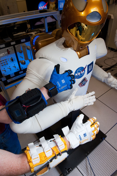 القفازات الروبوتية المصنعة عبر تعاون مستمر بين ناسا وشركة General Motors. وتستعمل تكنولوجيا R2 لزيادة قوة قبضة الإنسان.