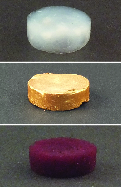 رغوة من خيوط البروتين النشوية من دون الذهب في الأعلى، مع جزيئات الذهب المجهرية في الوسط، ومع جزيئات الذهب النانوية في الأسفل. المصدر: Nyström G et al المواد المتقدمة 2015.