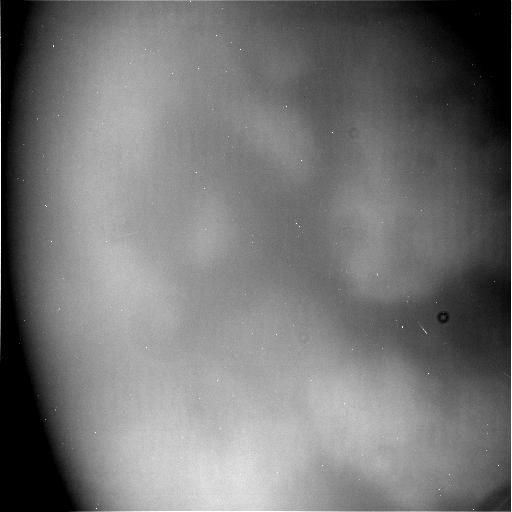  التقطت مركبة كاسيني الفضائية التابعة لوكالة ناسا هذه الصورة غير المُعالجة لقمر زحل تيتان خلال آخر تحليقٍ منخفض لها بالقرب من قمر تيتان الضبابي ذي الحجم الكوكبي في 21 نيسان/أبريل 2017.   حقوق الصورة: NASA/JPL-Caltech/Space Science Institute