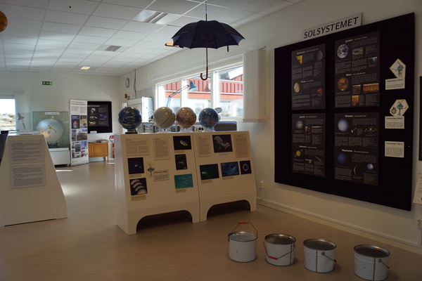 معلومات مصوّرة وتفاصيل عن كواكب مجموعتنا الشمسية من أحد أجزاء المعرض التعليمي.