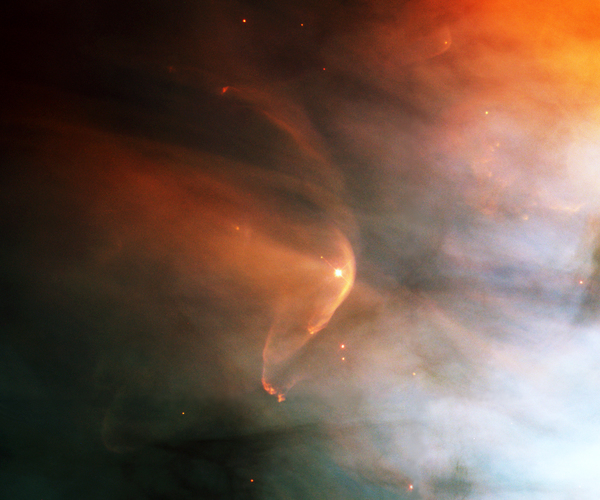 صورة ملتقطة في شباط/فبراير عام 1995، بواسطة تلسكوب هابل الفضائي. القوس المنحني النجمي هو منطقة صدمة المقدمة، والتي تمتد على مسافة تبلغ نصف سنة ضوئية. وتصطدم هنا الرياح الشمسية للنجم أورايون L.L. Orionis  مع تدفق سديم الجبار.  المصدر: Courtesy NASA, Hubble Heritage Team (STScI/AURA)