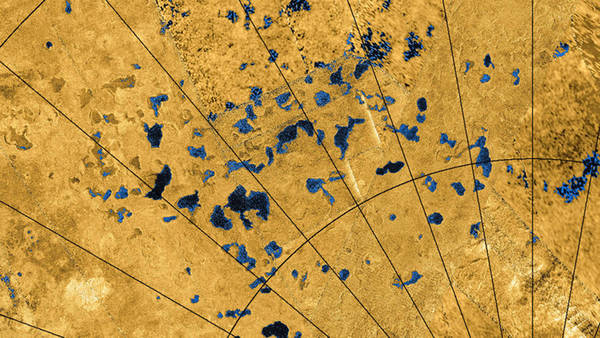 تُظهِر الصورُ الرادارية الملتقَطةُ من المركبة كاسيني التابعة لناسا وجودَ العديد من البحيرات على سطح تايتان، بعض هذه البحيرات مملوء بالسوائل وبعضها يبدو كمنخفضات فارغة. المصدر: NASA/JPL-Caltech/ASI/USGS