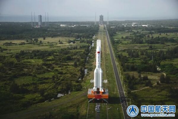 صورة لعملية نقل صاروخ لونج مارش 5 بي الصيني الأول إلى منصة الإطلاق في مركز وينشانغ للإطلاق الفضائي في جزيرة هاينان في جنوب الصين تحضيراً لإطلاقه. (China Aerospace and Science and Technology Corporation)