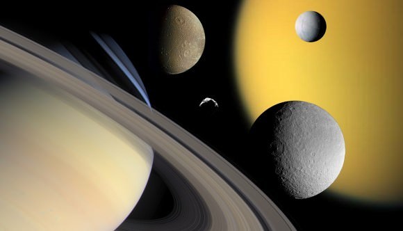 صورة مجمَّعة لزحل (أسفل اليسار) وبعضٍ من أقماره: تيتان وإنسيلادوس وديون وهيلين. حقوق الصورة: NASA/JPL/Space Science Institute.