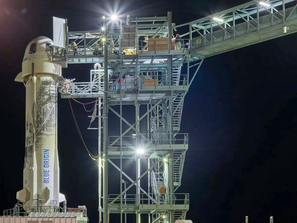 يقف صاروخ وكبسولة نيو شيبرد غير المأهولة، الجديدان والتابعتان لشركة بلو أوريجين أعلى منصة الإطلاق في غرب تكساس استعداداً لعملية الإطلاق يوم 23 كانون الثاني/ يناير عام 2019 أثناء إجراء تجارب تابعة لوكالة ناسا. حقوق الصورة: Blue Origin
