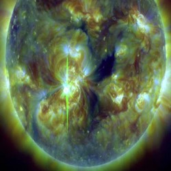 المرصد الديناميكي الشمسي يُوضح أدلة على تدفق إكليلي كتلي سريع ومتجه نحو الأرض